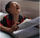 男孩得知考99分表情包